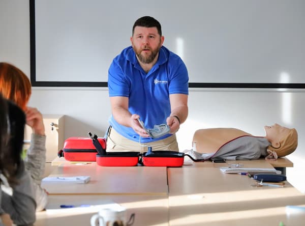 První pomoc defibrilátor